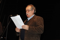 Nemesio Juarez, Presidente della Giuria "Contemporanea", legge la motivazione per il Premio conferito a "El fin del Potemkin" di Misael Bustos (Argentina)